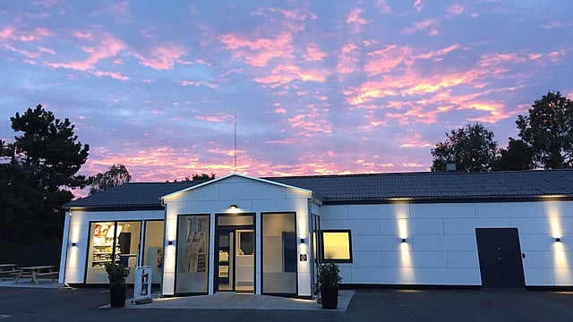 En bygning med en lyserød og blå himmel.