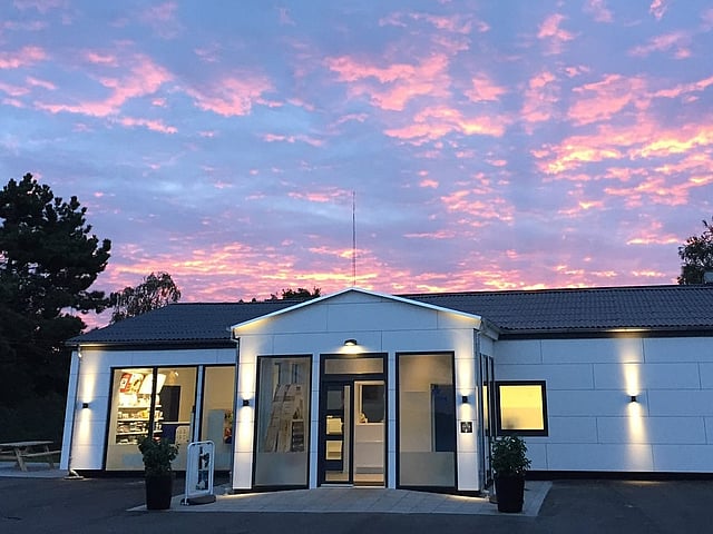 En bygning med en lyserød og blå himmel.