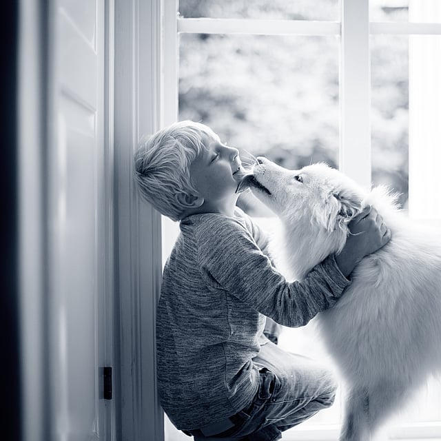 Et barn og en hund.