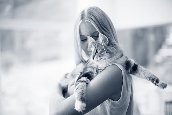 En person, der holder en kat.