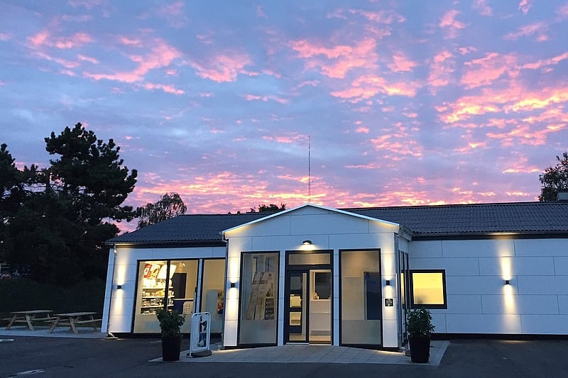 En bygning med en lyserød og blå himmel.