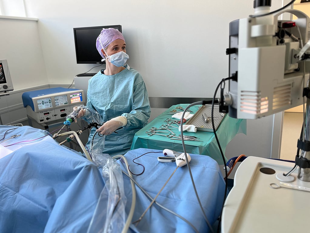 En person i en operationskittel og maske.
